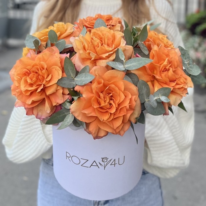 7 пышных роз Фри Спирит с эвкалиптом в коробке