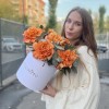 7 пышных роз Фри Спирит с эвкалиптом в коробке