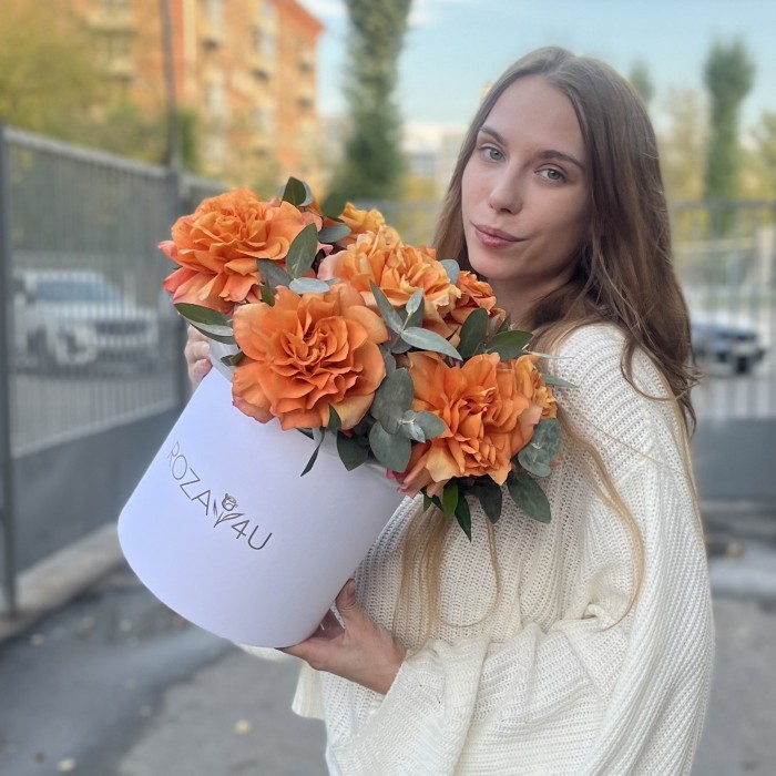 7 пышных роз Фри Спирит с эвкалиптом в коробке