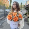 7 пышных роз Фри Спирит с эвкалиптом в коробке