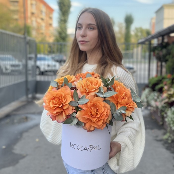 7 пышных роз Фри Спирит с эвкалиптом в коробке