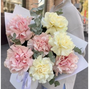 7 пышных розовых и белых роз Мондиаль