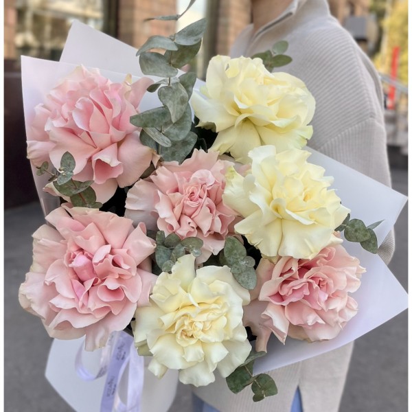 7 пышных розовых и белых роз Мондиаль