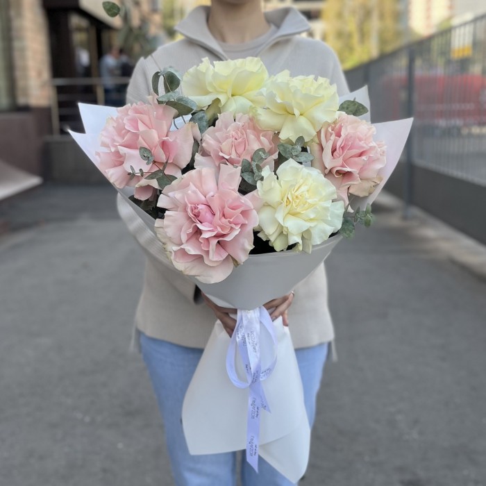 7 пышных розовых и белых роз Мондиаль