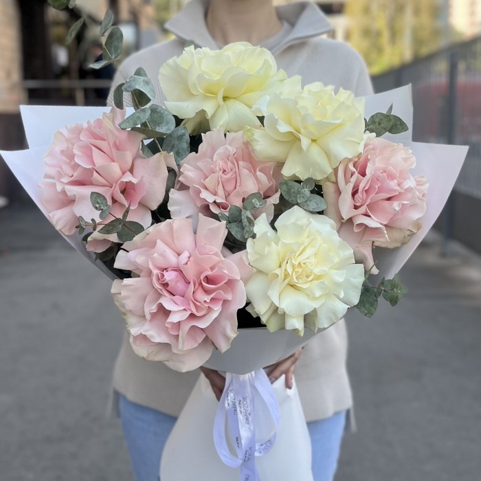 7 пышных розовых и белых роз Мондиаль