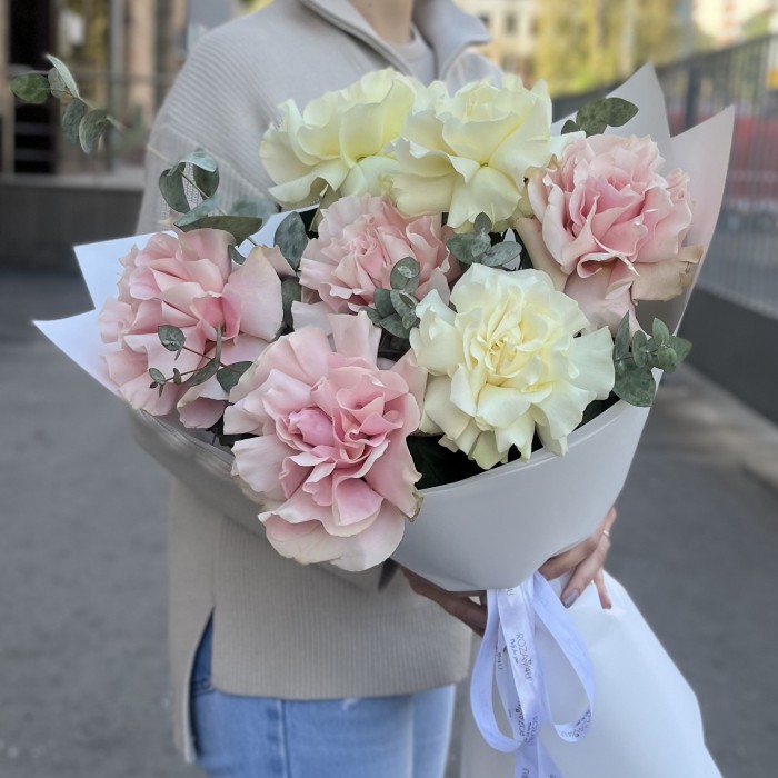 7 пышных розовых и белых роз Мондиаль