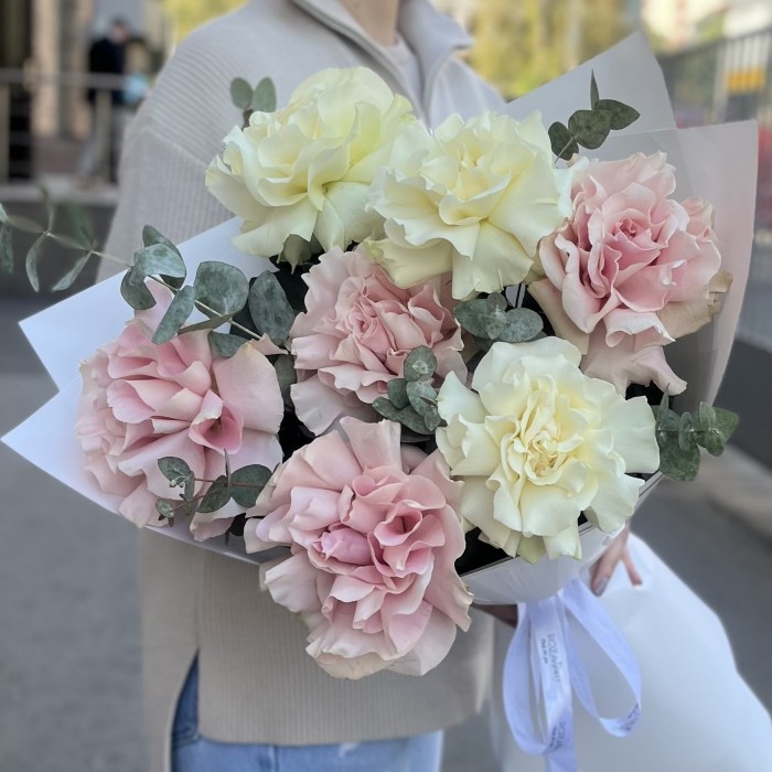 7 пышных розовых и белых роз Мондиаль