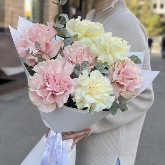 7 пышных розовых и белых роз Мондиаль