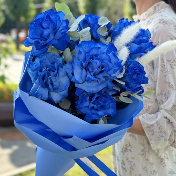 7 синих пышных роз с эвкалиптом