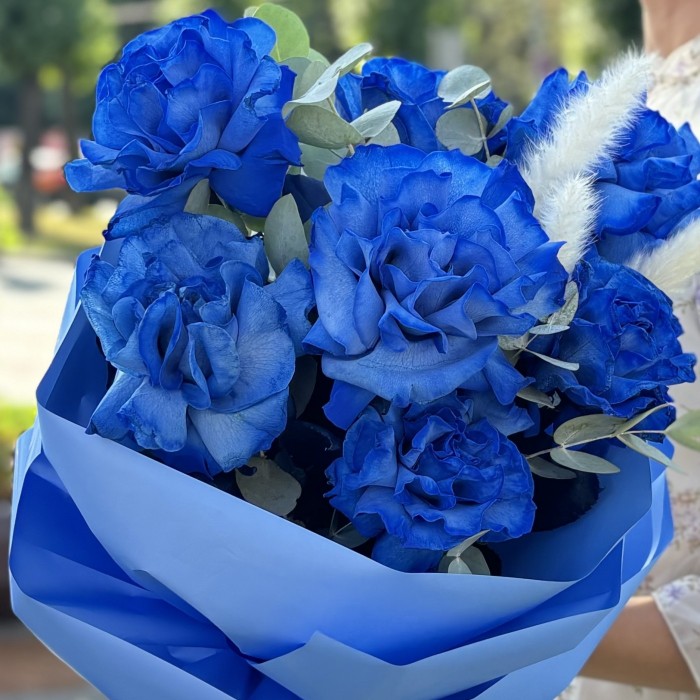 7 синих пышных роз с эвкалиптом