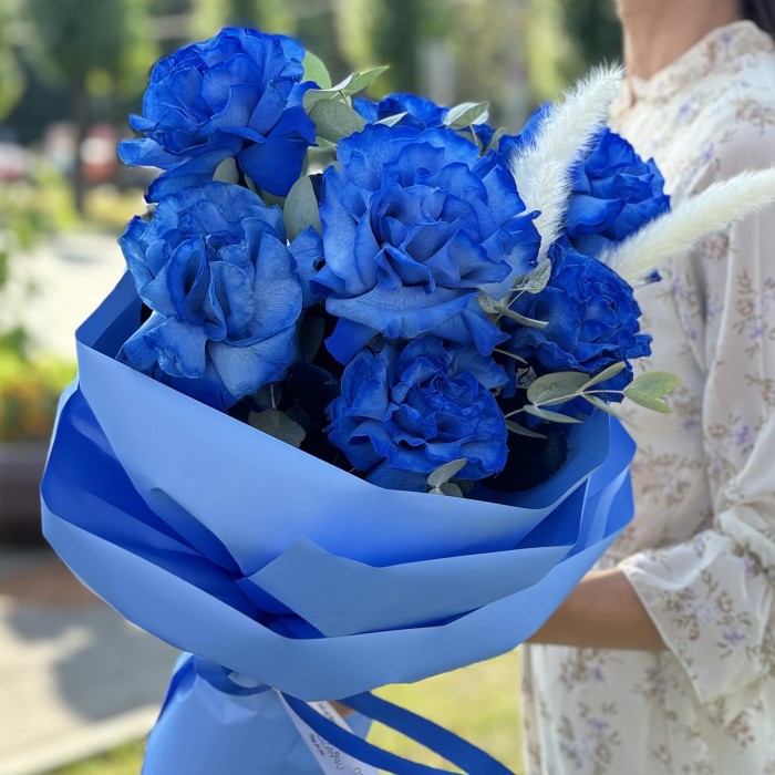 7 синих пышных роз с эвкалиптом