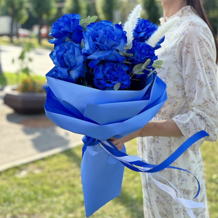 7 синих пышных роз с эвкалиптом