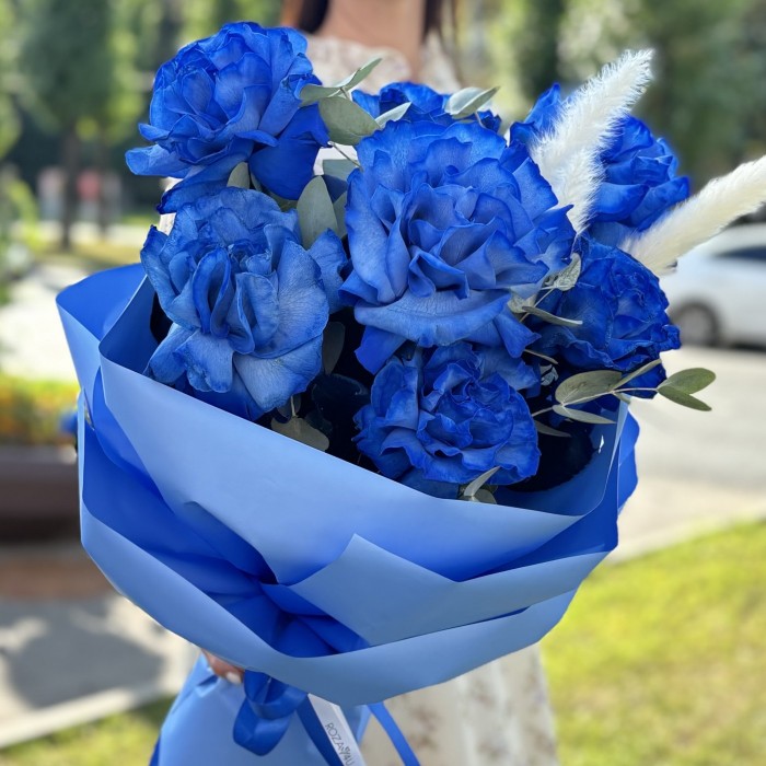 7 синих пышных роз с эвкалиптом