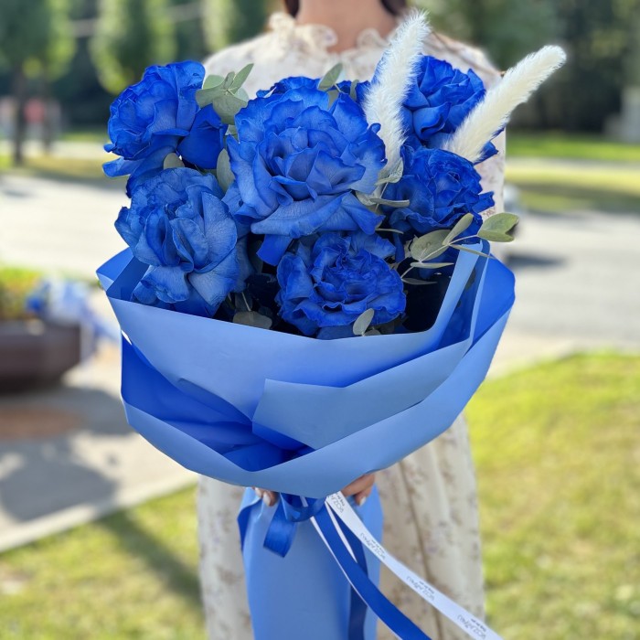 7 синих пышных роз с эвкалиптом