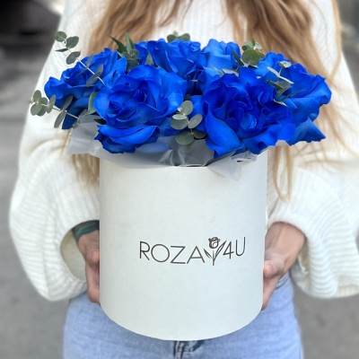 7 пышных синих роз с эвкалиптом в коробке