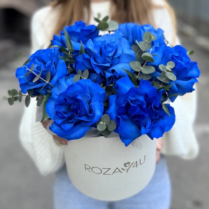 7 пышных синих роз с эвкалиптом в коробке