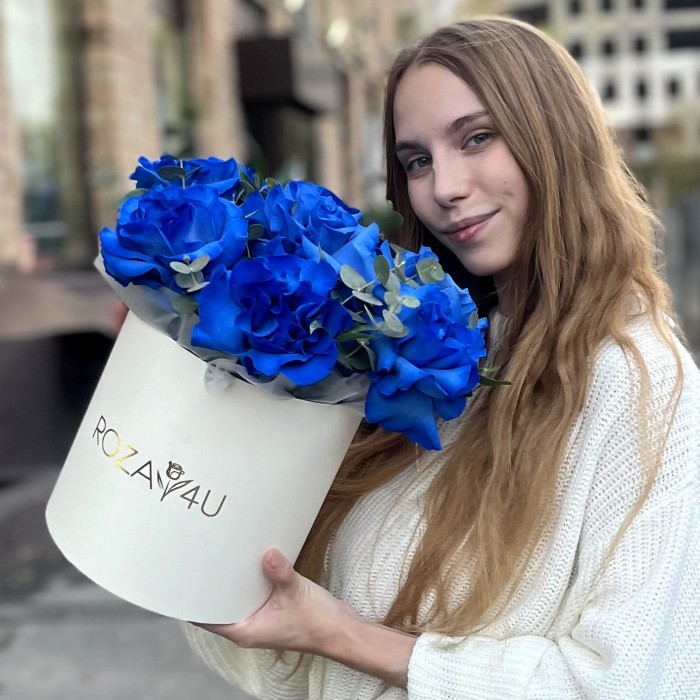7 пышных синих роз с эвкалиптом в коробке