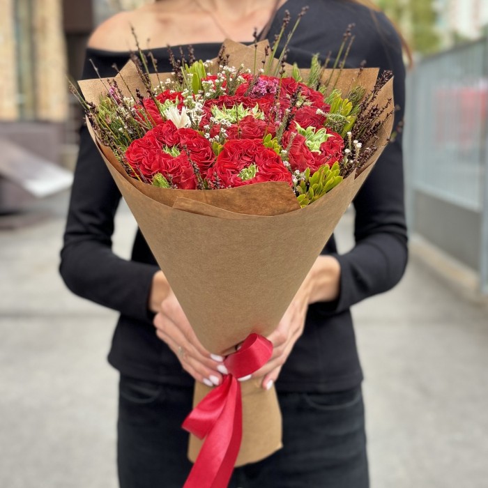 7 роз Ред Монстер с экзотическим миксом