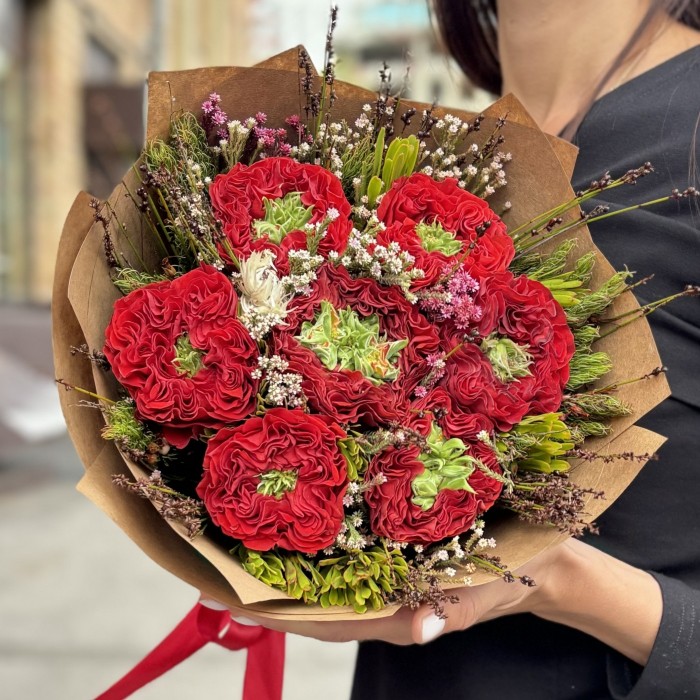 7 роз Ред Монстер с экзотическим миксом