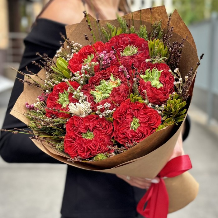 7 роз Ред Монстер с экзотическим миксом