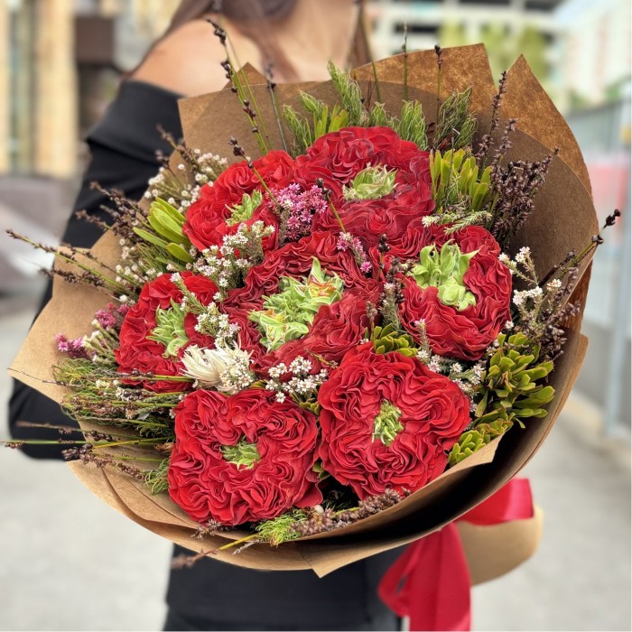 7 роз Ред Монстер с экзотическим миксом