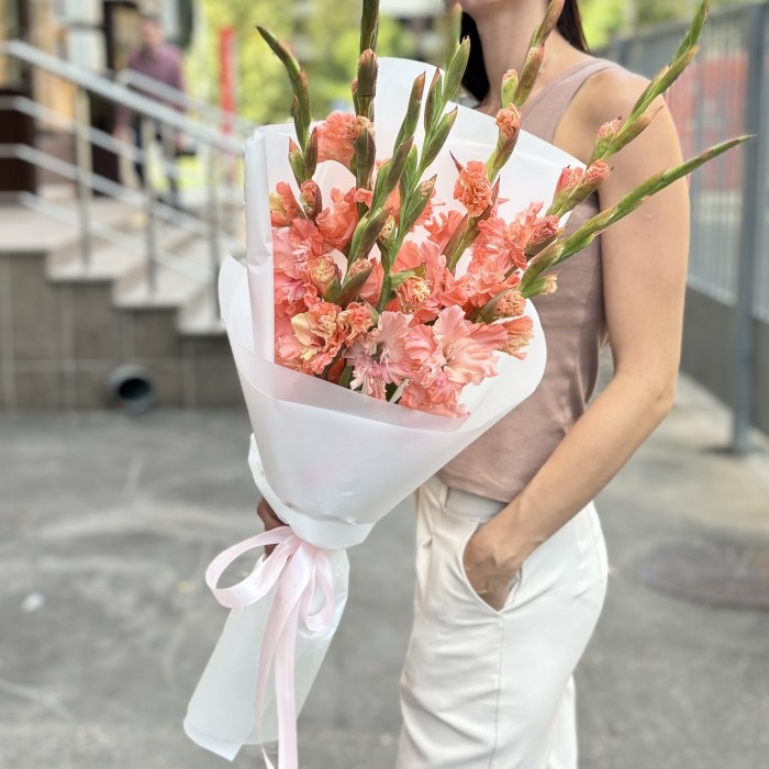 7 розовых гладиолусов