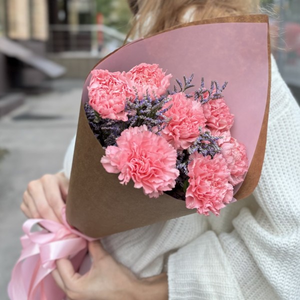 7 розовых гвоздик с лимониумом