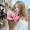 7 розовых гвоздик с лимониумом