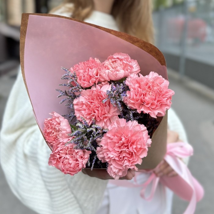 7 розовых гвоздик с лимониумом