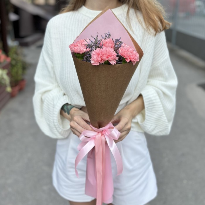 7 розовых гвоздик с лимониумом