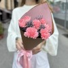 7 розовых гвоздик с лимониумом