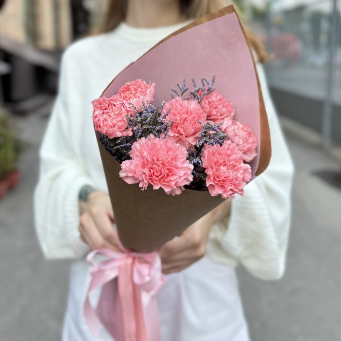 7 розовых гвоздик с лимониумом