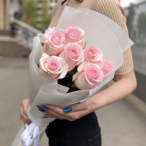 7 розовых роз Новия