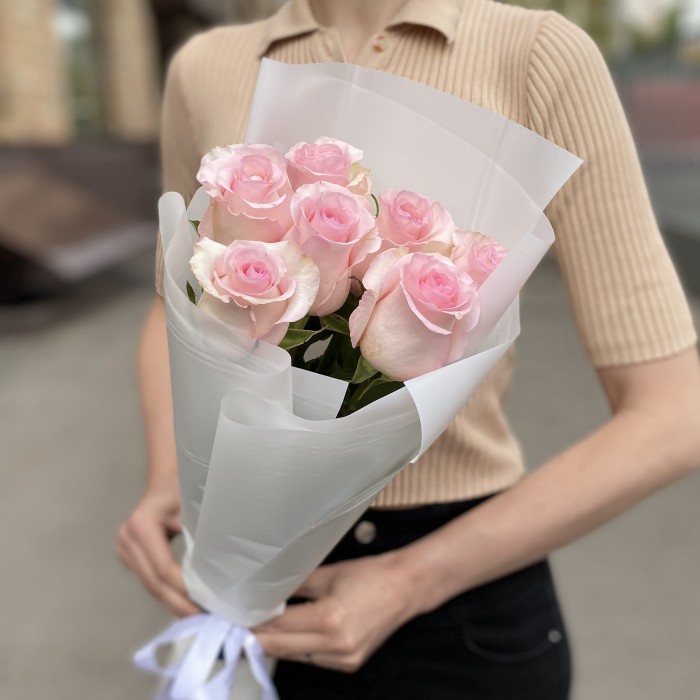 7 розовых роз Новия