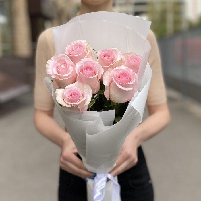 7 розовых роз Новия