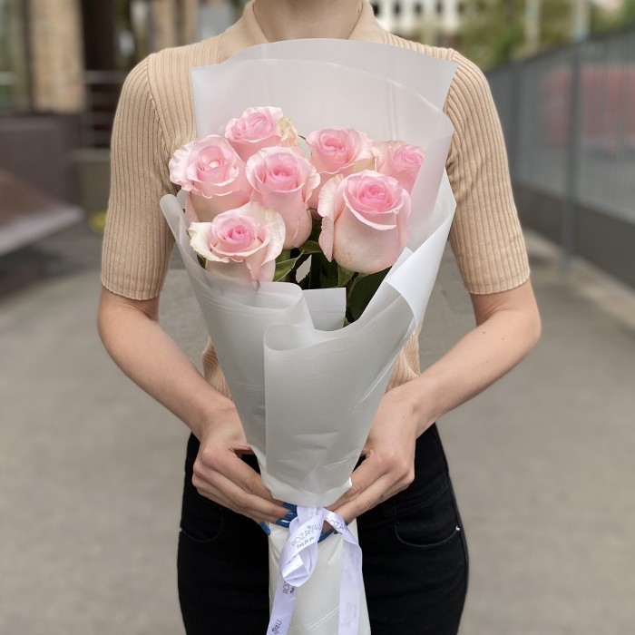 7 розовых роз Новия