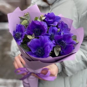 7 синих анемонов с эвкалиптом