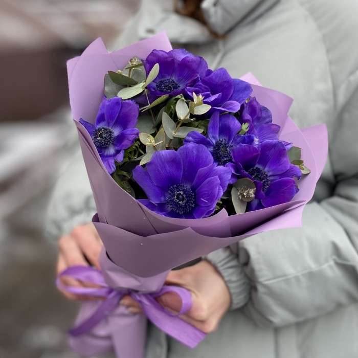 7 синих анемонов с эвкалиптом