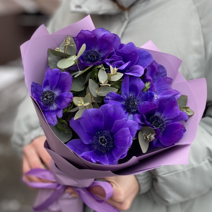 7 синих анемонов с эвкалиптом