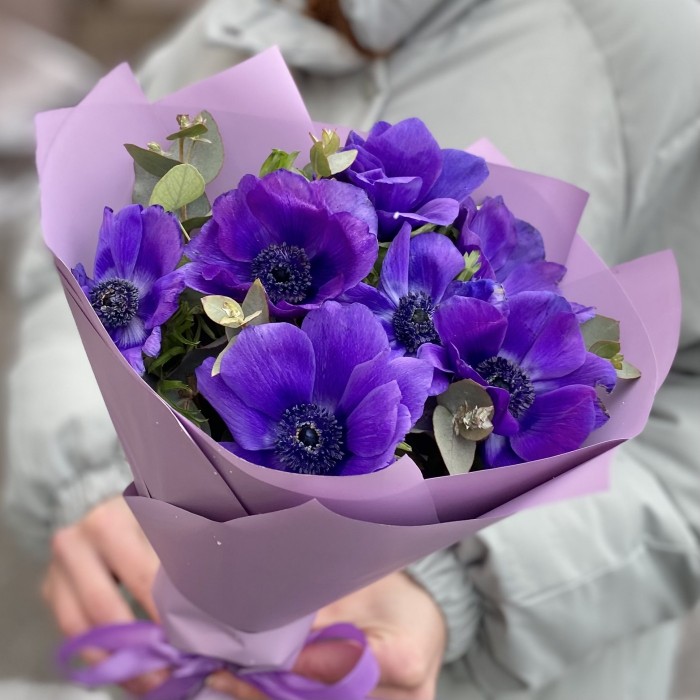 7 синих анемонов с эвкалиптом