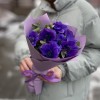 7 синих анемонов с эвкалиптом