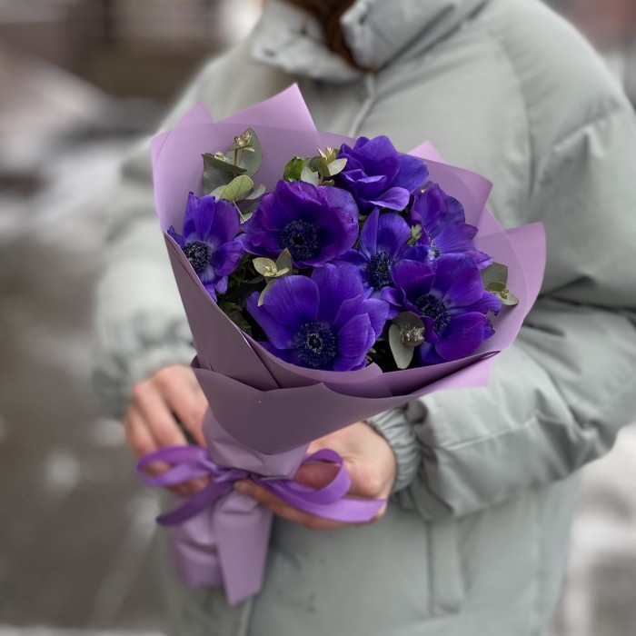 7 синих анемонов с эвкалиптом