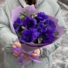 7 синих анемонов с эвкалиптом