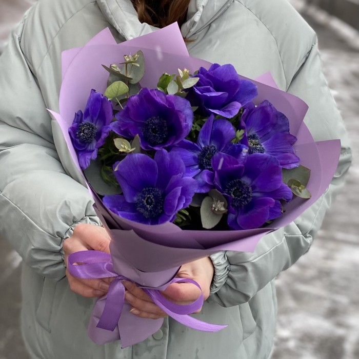 7 синих анемонов с эвкалиптом