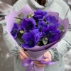7 синих анемонов с эвкалиптом