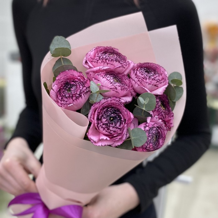 7 сиреневых махровых ранункулюсов с эвкалиптом
