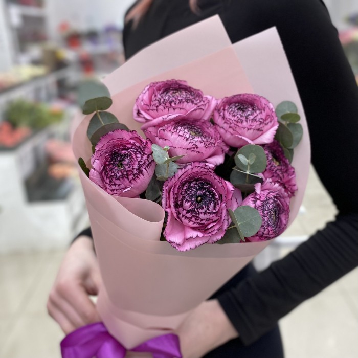 7 сиреневых махровых ранункулюсов с эвкалиптом