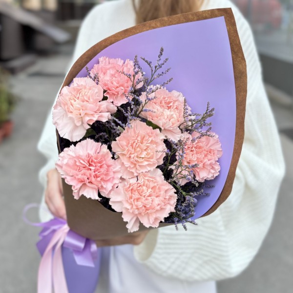 7 светло-розовых гвоздик с лимониумом