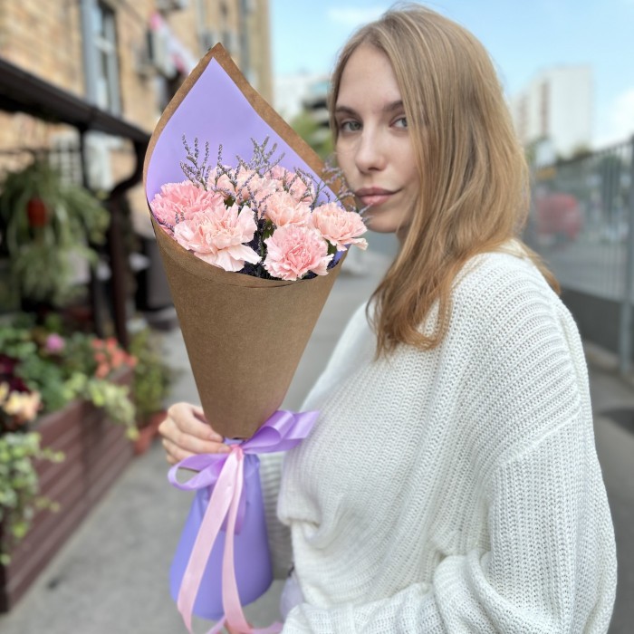 7 светло-розовых гвоздик с лимониумом