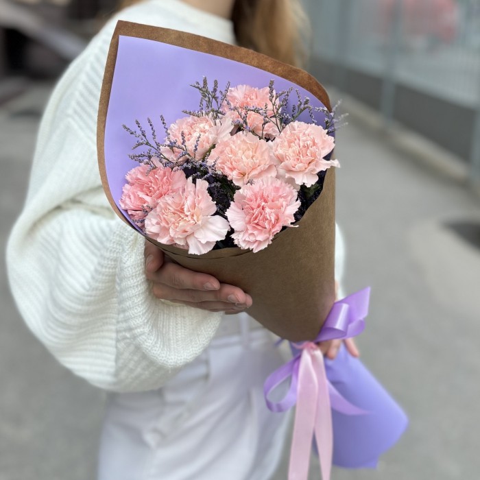 7 светло-розовых гвоздик с лимониумом